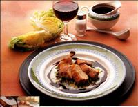 PETTO DI POLLO E LATTUGA BRASATA CON SALSA AL VINO ROSSO
